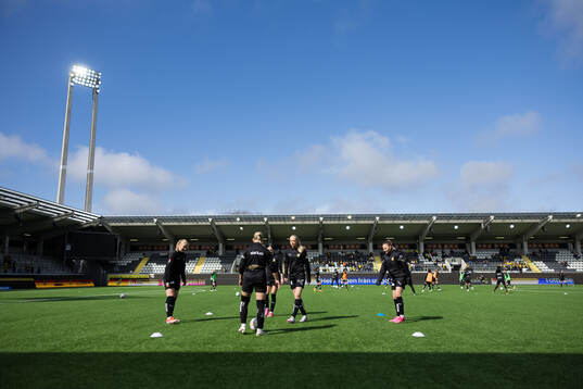 Häckens Häcken spelare värmer upp
