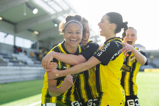 Häckens Felicia Schröder jublar med lagkamrater efter 4-3