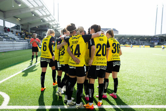 Häckens Felicia Schröder jublar med lagkamrater efter 4-3