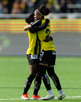 Häckens Felicia Schröder jublar med Monica Jusu Bah efter 2-1