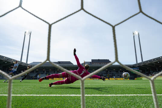 Häckens Felicia Schröder skjuter 2-1 i mål bakom IFK Norrköpings Sofia Hjern