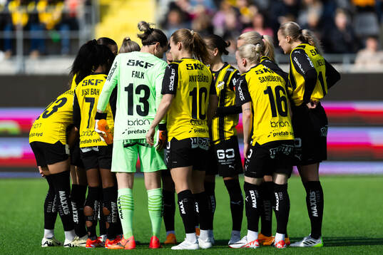 Häckens spelare samlade innan fotbollsmatchen i Damallsvenskan mellan Häcken och IFK Norrköping den 13 april 2024 i Göteborg. 
