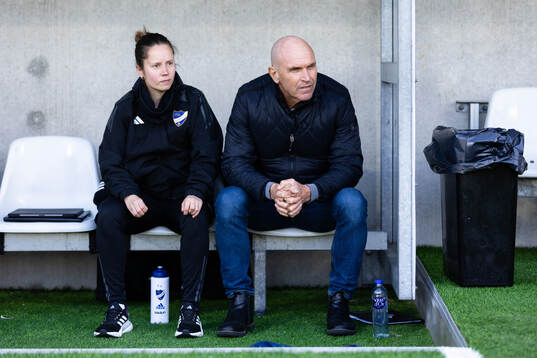 IFK Norrköpings assisterande tränare Taylor Townsend och tränare Tor-Arne Fredheim innan fotbollsmatchen i Damallsvenskan mellan Häcken och IFK Norrköping den 13 april 2024 i Göteborg. 