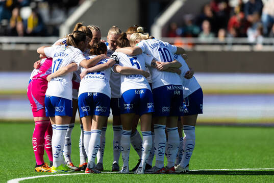 IFK Norrköpings spelare samlade innan fotbollsmatchen i Damallsvenskan mellan Häcken och IFK Norrköping den 13 april 2024 i Göteborg. 