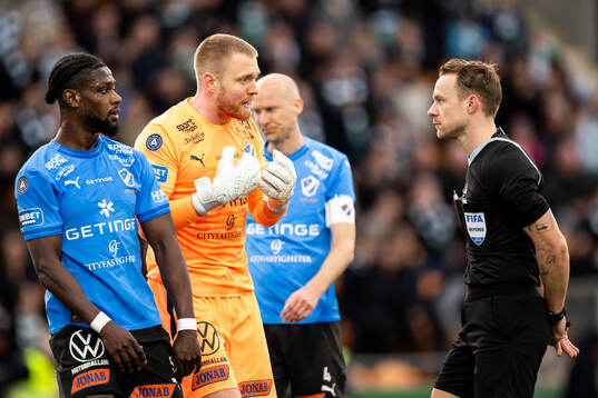 Halmstads målvakt Tim Erlandsson och Domare Kristoffer Karlsson