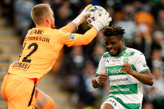 Halmstads målvakt Tim Erlandsson räddar skott framför Västerås Henry Offia
