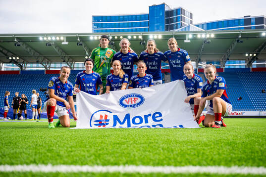 The starting eleven of Vålerenga pose for a team photo