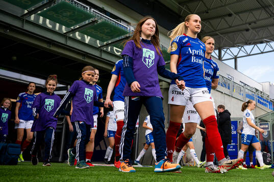 Iselin Sandnes Olsen of Vålerenga enters the pitch