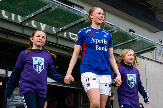 Tuva Lotte Leschbrandt Espås of Vålerenga enters the pitch ahead of the Toppserien football match between Vålerenga and Kolbotn on April 13, 2024 in Oslo. 
