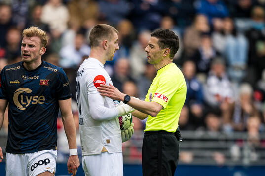 Patrik Gunnarsson of Viking and Tore Hansen, referee,