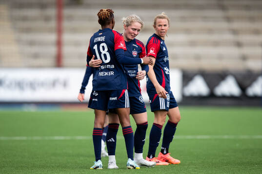 FC Rosengårds Emilia Larsson jublar med Halimatu Ibrahim Ayinde och Jessica Wik efter 5-0