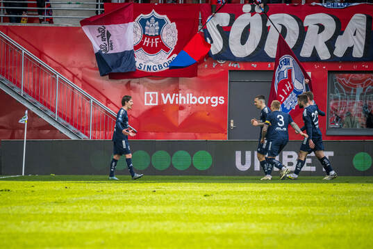 Utsiktens Robin Book jublar efter 1-1