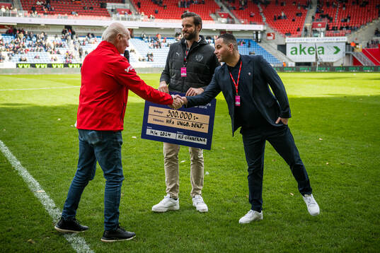 Helsingborgs klubbchef Reda Chahrour tar emot en check från HIF-vännerna
