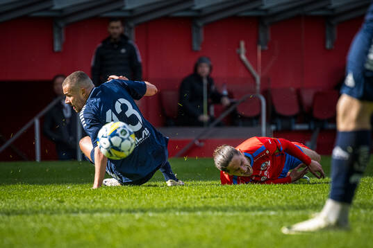 Utsiktens Malkolm Moenza och Helsingborgs Ervin Gigovic