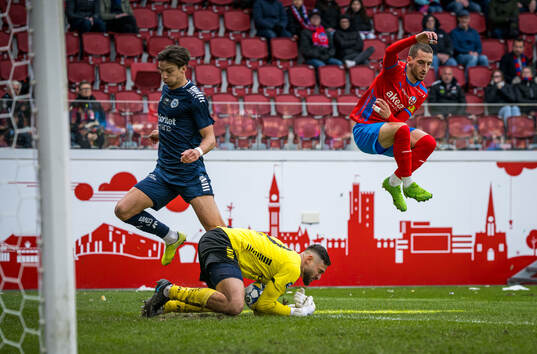 Utsiktens målvakt Elias Hadaya och Kevin Rodeblad Lowe och Helsingborgs Arian Kabashi