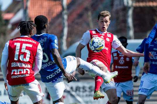 Sandvikens IFs Daniel Söderberg och Trelleborgs Abel Ogwuche