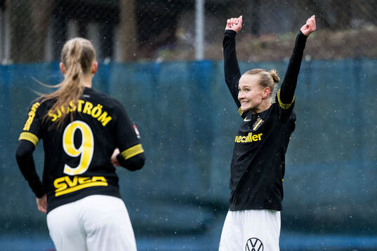 AIKs Silja Jaatinen jublar efter 1-2