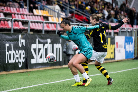 Kristianstads Amy Sayer och AIKs Beata Olsson