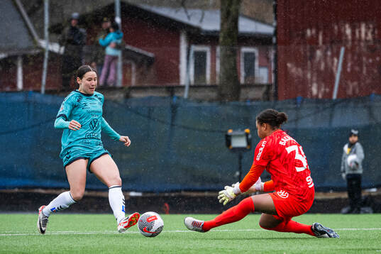 Kristianstads Tabitha Michelle Tindell och AIKs målvakt