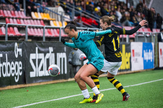 Kristianstads Amy Sayer och AIKs Beata Olsson