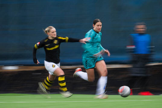 AIKs Emelie Jansson och Kristianstads Tabitha Michelle Tindell