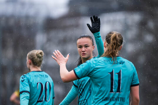 Kristianstads Amy Sayer och Hlin Eiriksdottir jublar efter 1-3
