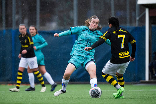 Kristianstads Emma Broddheimer och AIKs Michelle Rojas