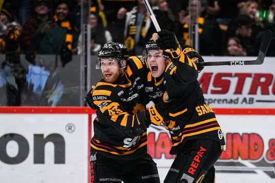 Skellefteås Filip Sandberg och Axel Sandin Pellikka  jublar