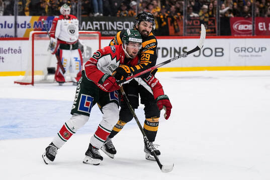 Frölundas Linus Nässen och Skellefteås Dylan Sikura