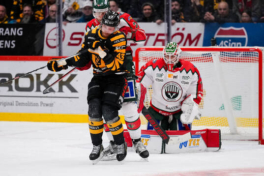 Skellefteås Filip Sandberg och Frölundas målvakt Lars
