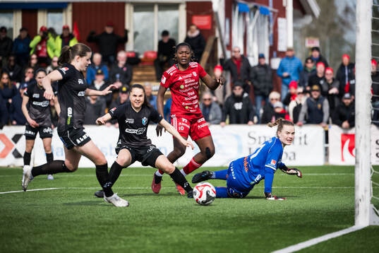 Piteås Anam Imo och Växjö DFFs målvakt Maja Bay Østergaard