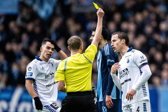 Sirius Daniel Stensson tilldelas gult kort av Domare Fredrik Klitte