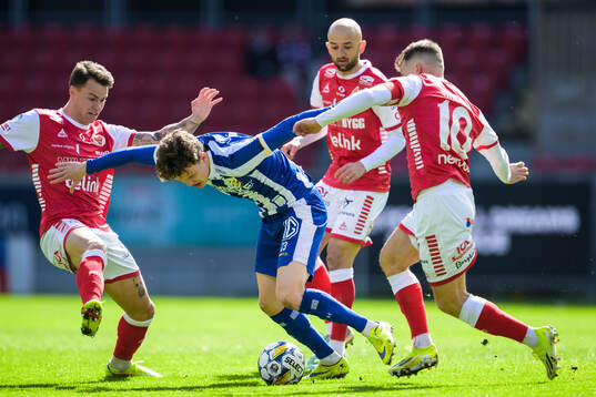 Kalmars Melker Hallberg och IFK Göteborgs Kolbeinn Thordarson och Kalmars Simon Skrabb