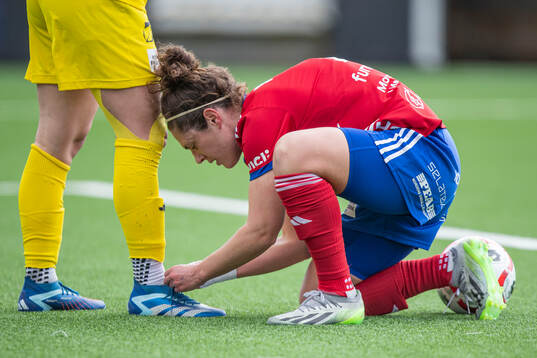 Vittsjös målvakt Lauren Brzykcy får hjälp av Shannon Woeller