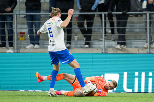 Värnamos Hampus Näsström och Malmö FFs målvakt Ricardo Friedrich