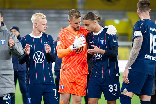Malmö FFs Otto Rosengren, målvakt Ricardo Friedrich och Elison Makolli jublar