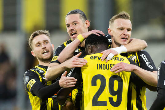 Häckens Zeidane Inoussa jublar med lagkamrater