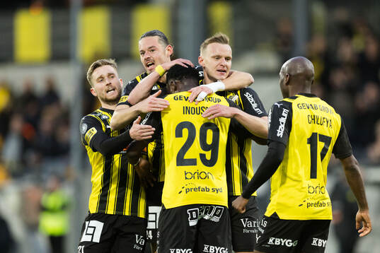 Häckens Zeidane Inoussa jublar med lagkamrater