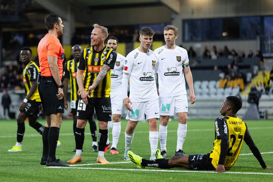 Häckens Mikkel Rygaard Jensen diskuterar en straffsituation för Akoua Romeo Amane med domare Granit Maqedonci