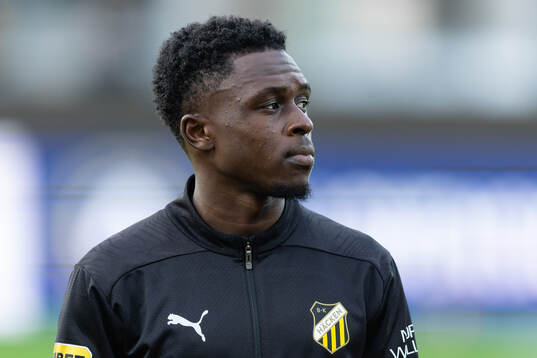 Häckens Zeidane Inoussa på line up innan fotbollsmatchen