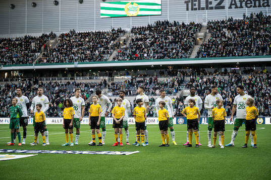 Hammarbys spelare med tröja som hyllar Frederik Winther