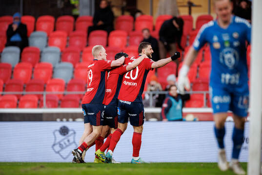 Östers David Seger jublar med Adam Bergmark Wiberg och