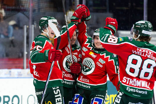 Frölundas David Edstrom jublar med lagkamrater