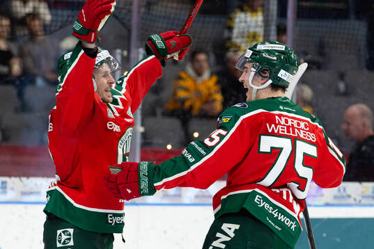 Frölundas David Edstrom jublar ihop med Max Friberg