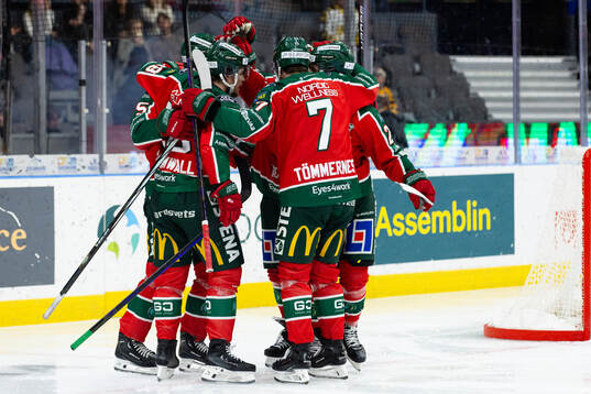 Frölundas David Edstrom jublar ihop med lagkamrater