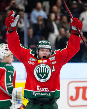 Frölundas Christian Folin manar på publiken i slutet av