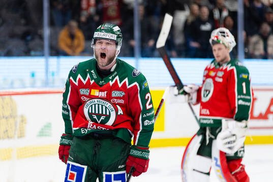 Frölundas Christian Folin manar på publiken i slutet av