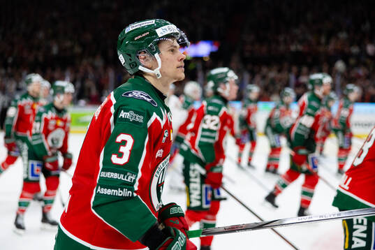 Frölundas Albin Sundin jublar och tackar publiken