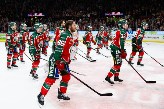 Frölundas Erik Thorell  jublar och tackar publiken