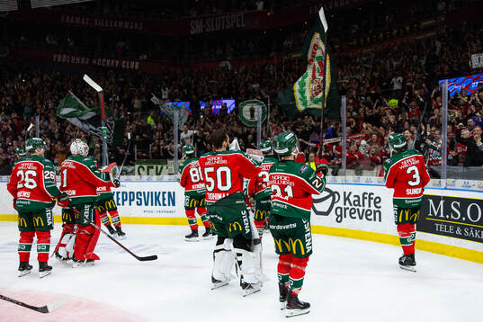 Frölundas spelare jublar och tackar publiken